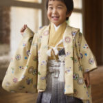 窓辺で可愛らしい仕草・笑顔の羽織袴姿の３歳男の子