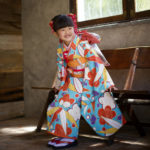 椅子に座った着物を着た７歳女の子