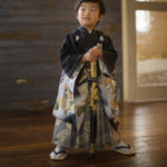 刀を両手で持った羽織袴の3歳男の子