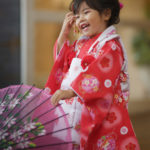 照れた3歳女の子753記念