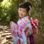 7歳女の子七五三袖を持ったポーズ