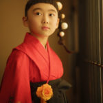和室で袴を着た7歳女の子レトロな雰囲気で