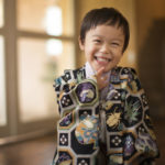 可愛らしく自然に笑っている羽織袴の３歳男の子