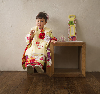 着物を着て座ってる3歳女の子