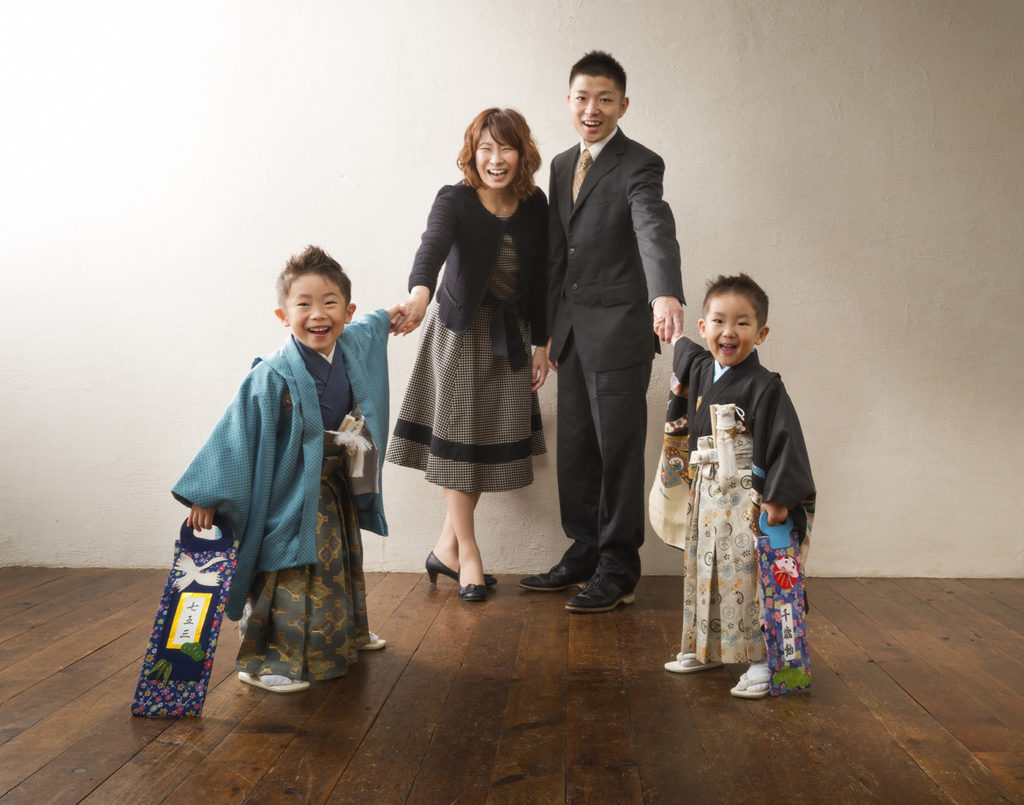 3歳・5歳男の子両親と手を繋いだ家族写真