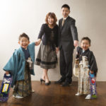 両親と手を繋いだ３歳・5歳男の子笑顔いっぱいの家族写真