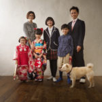 七五三記念で犬と一緒に家族写真