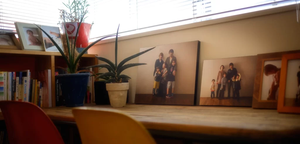 机の上に飾った家族写真