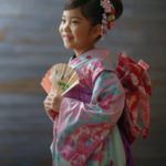 753七歳女の子が扇子を持ったポーズ