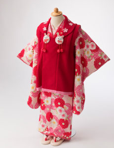 赤い被布と花柄の着物3歳女の子