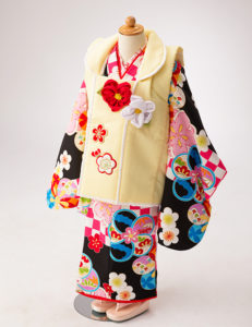 3歳女の子黒色の着物とベージュの被布