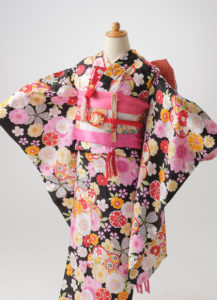 黒地に古典花柄七五三7歳女の子着物