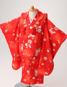 3歳女の子紅色の被布と着物