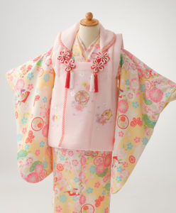 薄いピンクの被布と黄色い3歳女の子着物