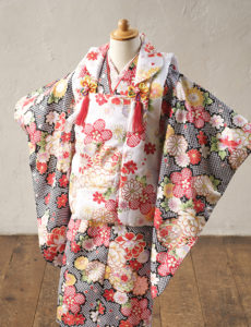 黒地に花柄の着物と白い被布の3歳女の子着物