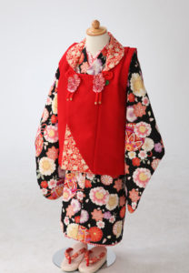 黒地に花柄の着物と赤い被布の3歳女の子着物