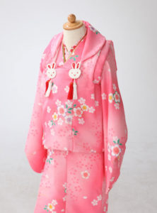 淡いピンク色の３歳女の子用被布着物