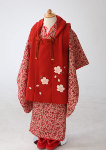 3歳用濃い赤色の被布と小紋着物